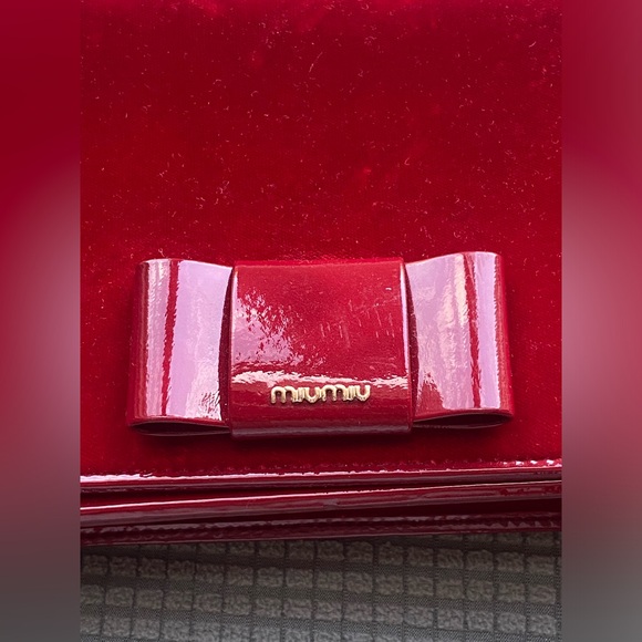 Miu Miu Red Velvet Cross Chain Woc Bow Tie Knot Bag - Picture 4 of 16